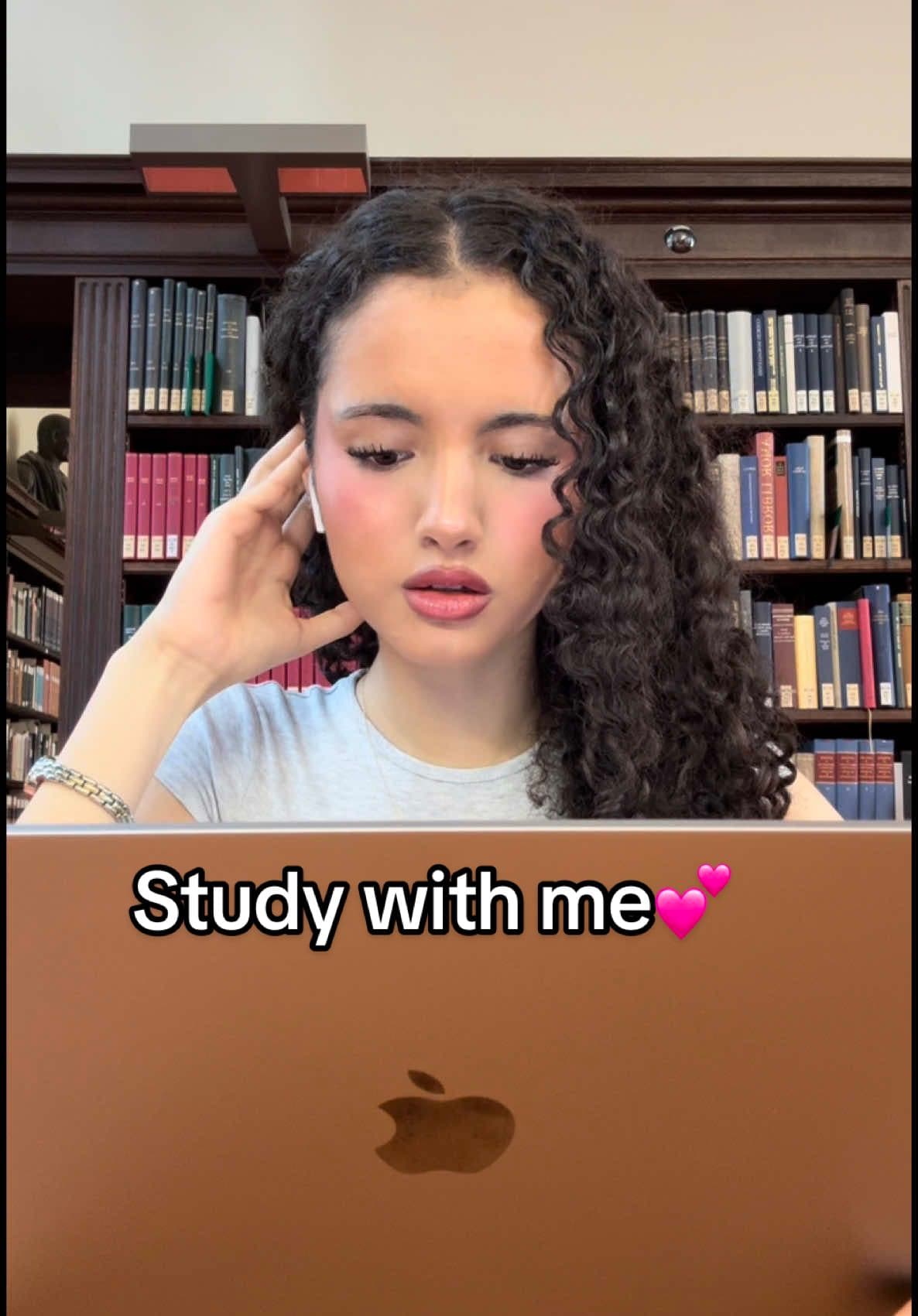 @hannah.ksy — Leute keep in mind es sind zwei Tage vor meiner Abgabe die in mein Staatsexamen zählst, das ist kein normaler Tag im Jurastudium!😭❤️ 