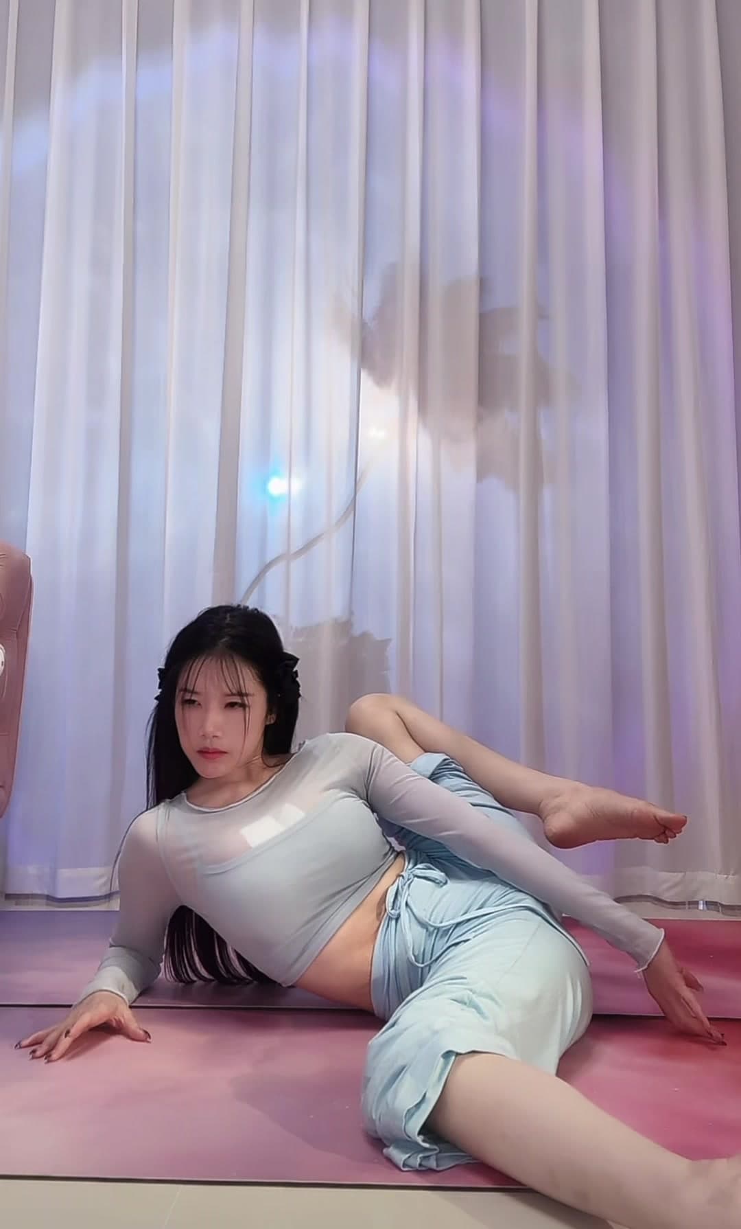 @666wdj8 — Yoga Asana, Stretching, Split, Fitness,#Yoga#yogaexercise #Weight loss #Full body stretching#shorts