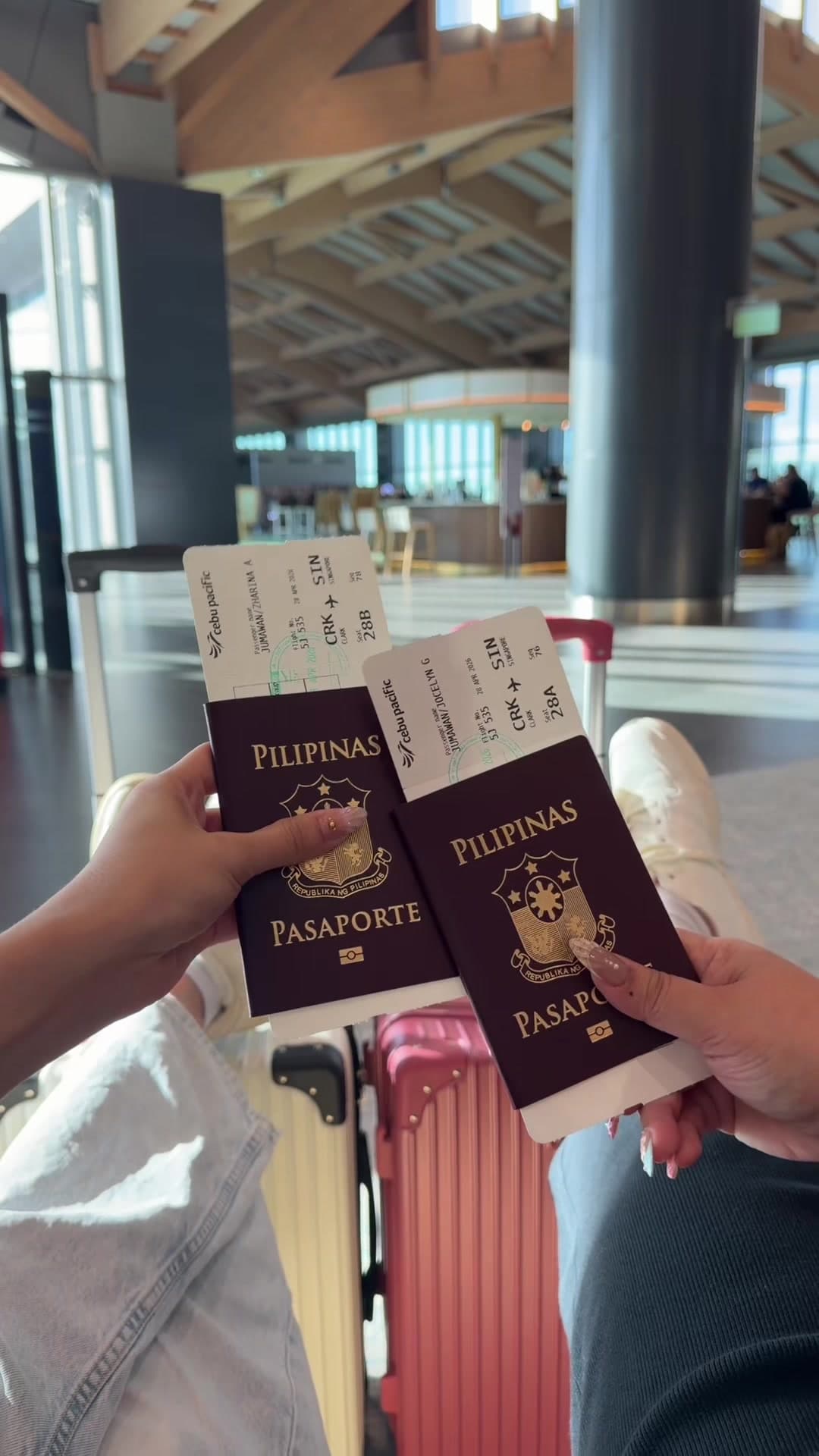 @lhen.gardner — This is your sign to travel. 😋 #travelbuddy #trend #motherdaughter #vacation #singapore 