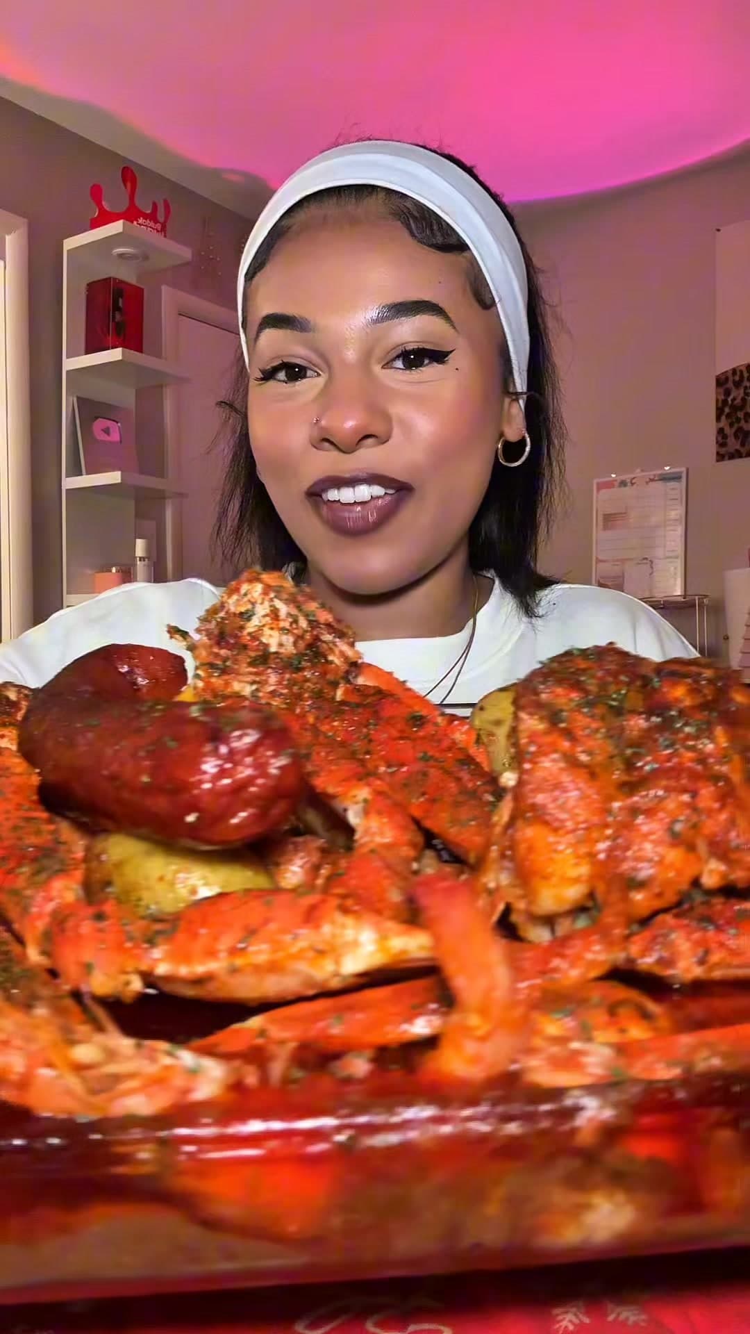 @foodyscrolls — Seafood boil mukbangs 🦀✨#asmrfood #FoodTok #Foodie #seafoodboil #fyp usafood, americanfood, crab legs @Aaronmyarbrough💖 