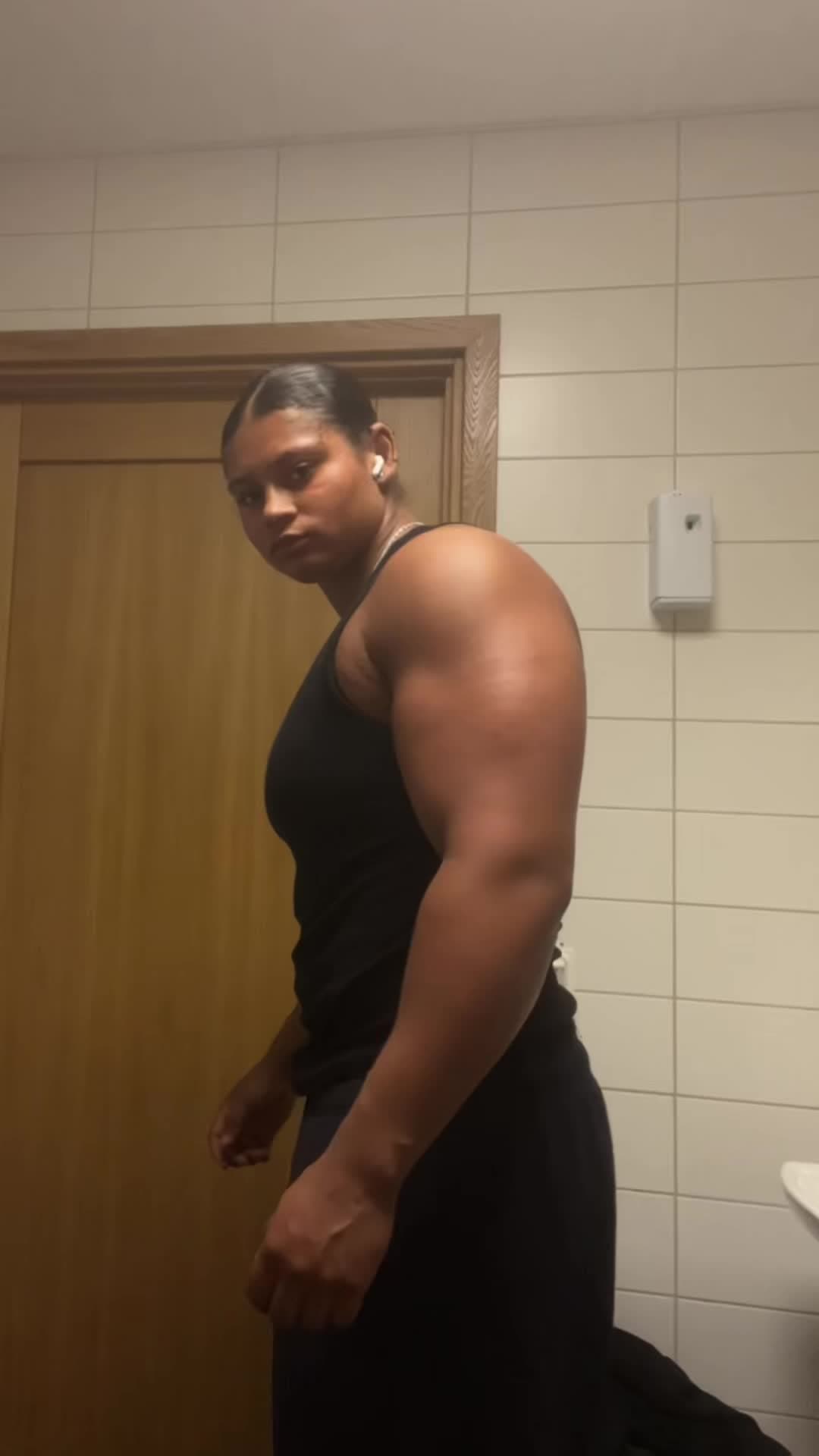 @sharnattyy — name a girl bigger #fyp #gymtok #viralvideos #gym #wlw 