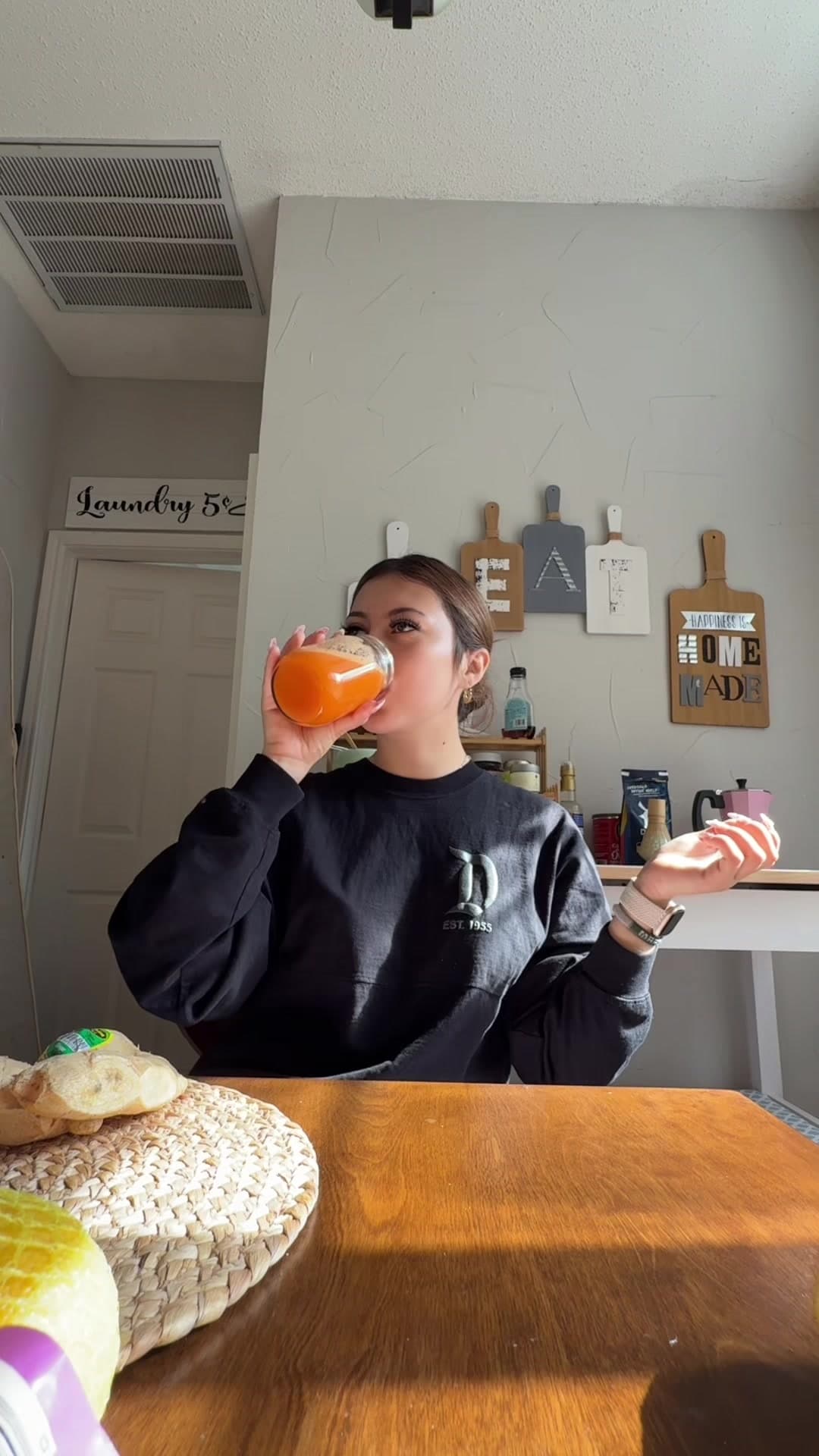 @leilanii_02 — this drink is a 10/10 and it’s healthy ! 😩 #drink #healthy #carrots #apples 