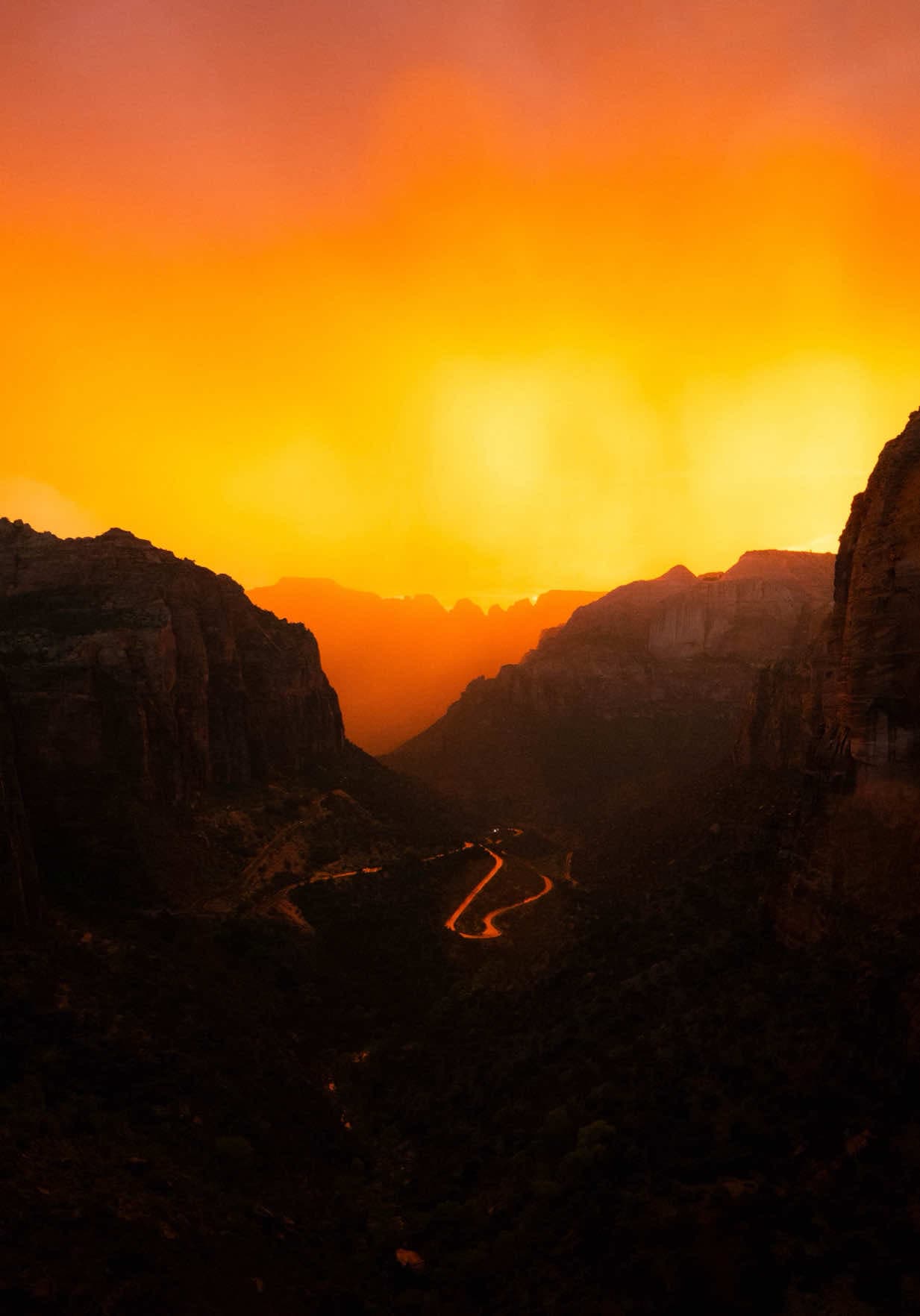 @camtravelz — Monsoon sunsets in Zion 🤯