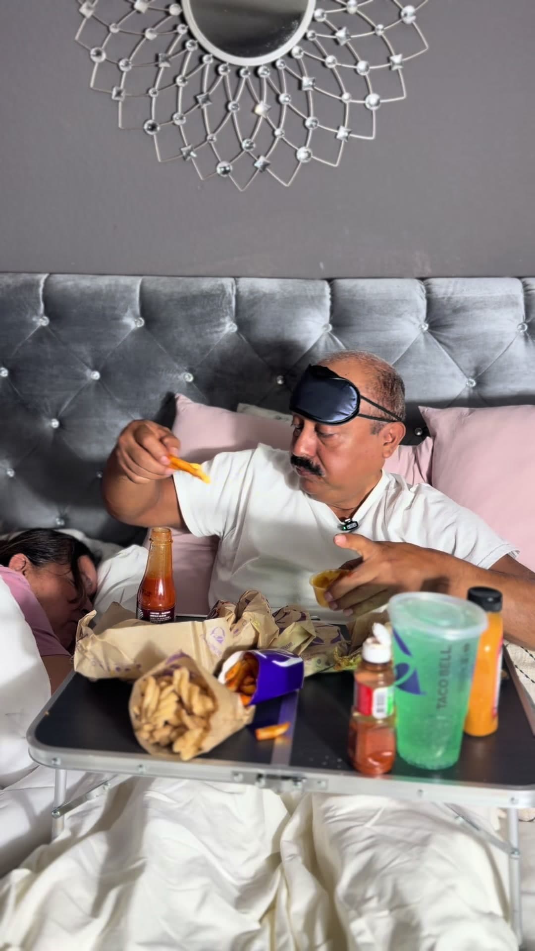 @elcomparaymon — The wife  was sleeping peacefully… and my big back said “perfect time for a mukbang.” 😂🍗🤫  Muérdele pero muérdele! 😂🔥 @tacobell 
